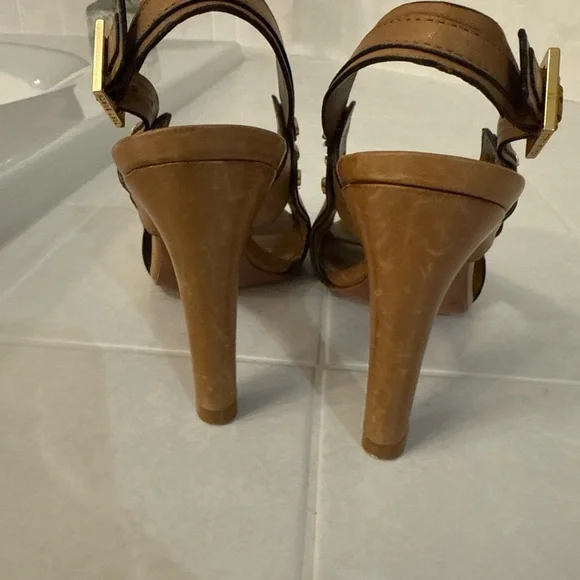 Tory Burch Tan Leather Heels with Gold Accents - Picture 5 of 7